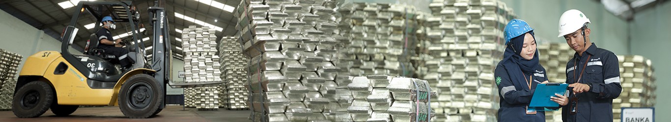 Contoh lowongan kerja berwarna hitam dengan latar putih, berbentuk persegi panjang horizontal