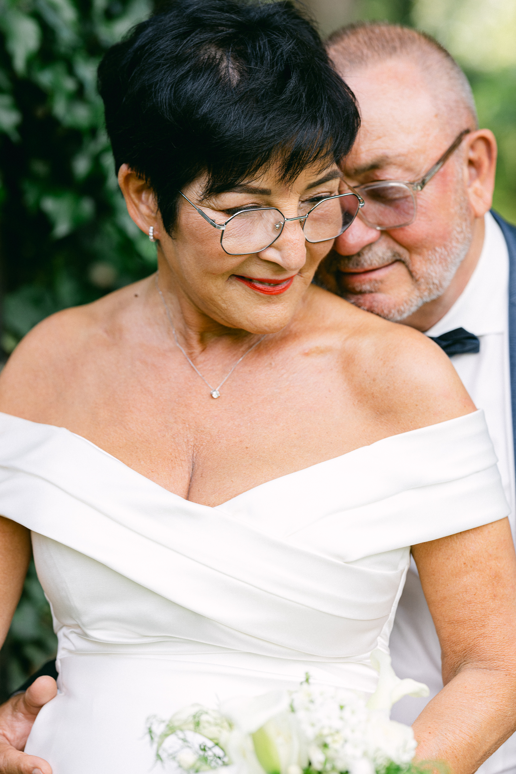 couple de mariés pendant leur séance photo avec Margaux Kanarek, photographe professionnelle