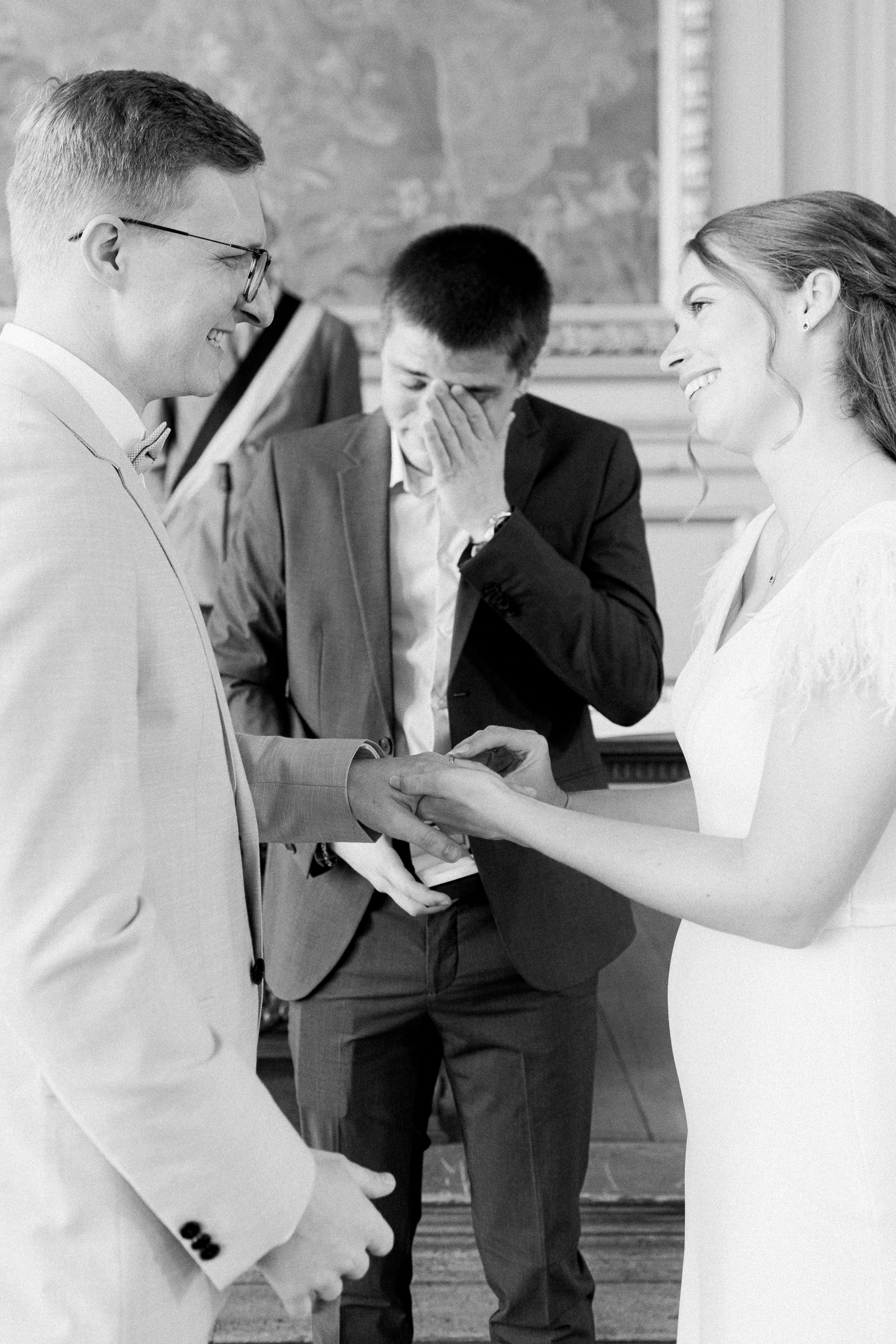 Témoin ému par l'union de son ami avec sa femme pendant la cérémonie de mariage civil