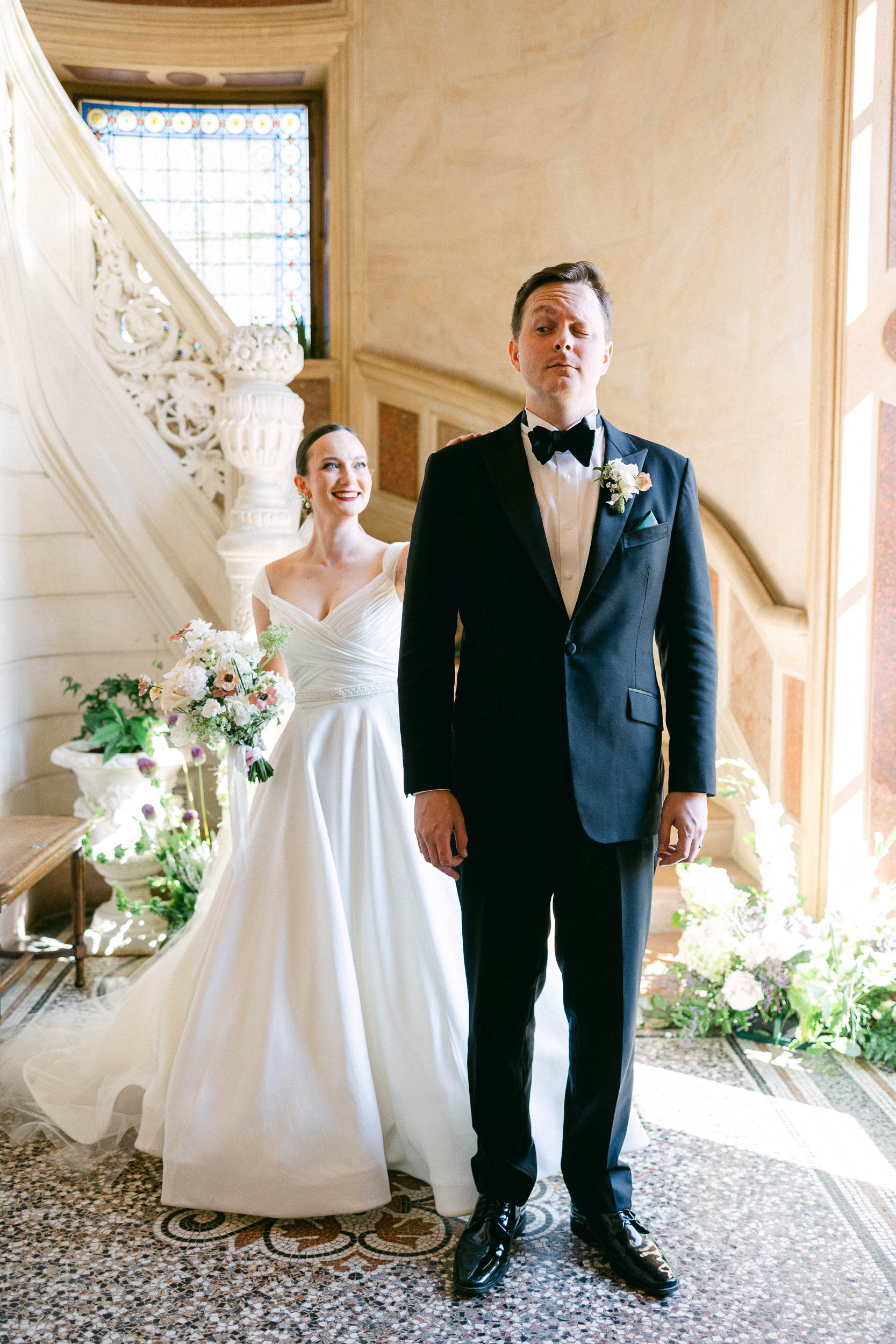 Révélation de la mariée au mariée, elle lui tape sur l'épaule pour qu'il se retourne