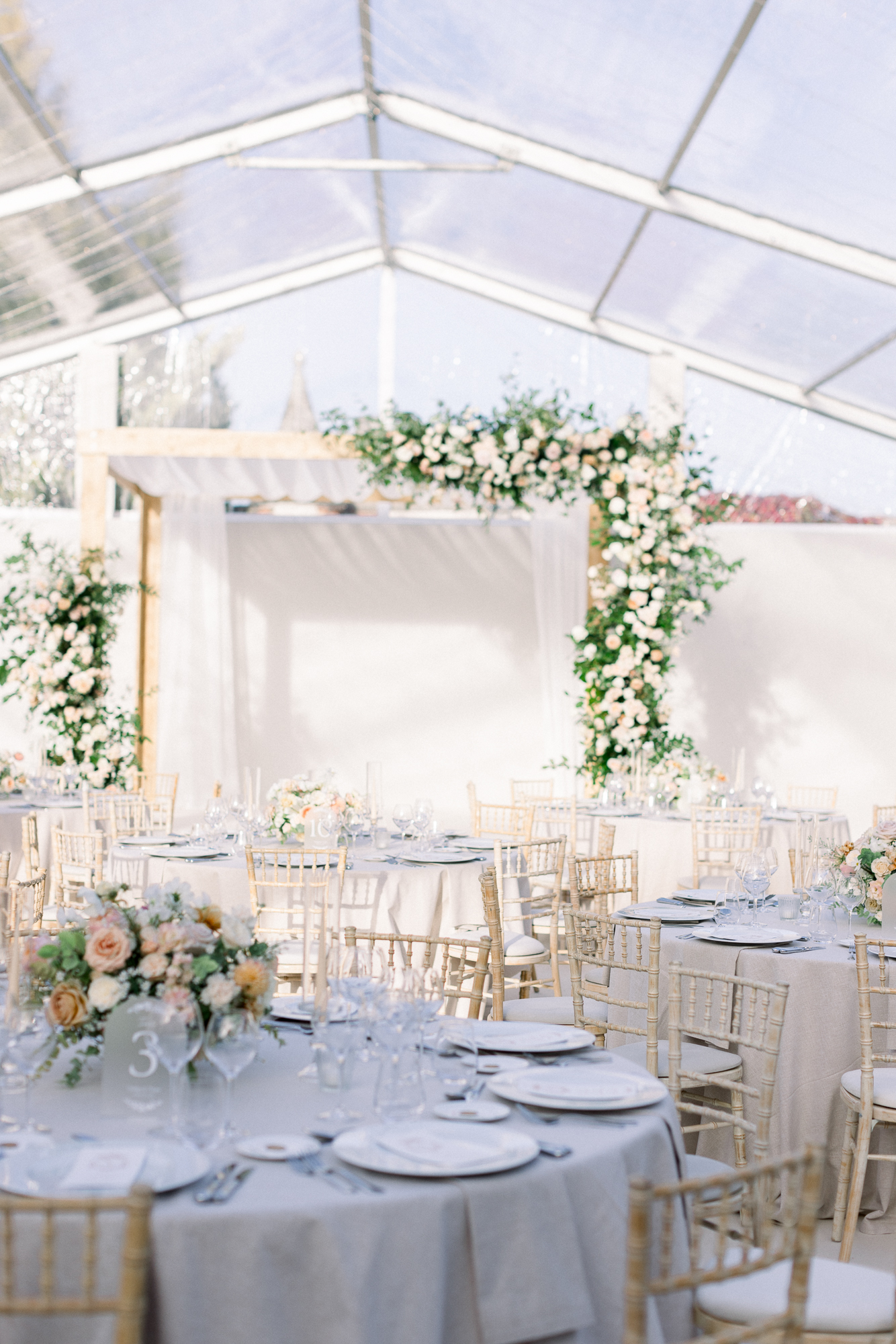 salle de réception de mariage avec les tables des invités