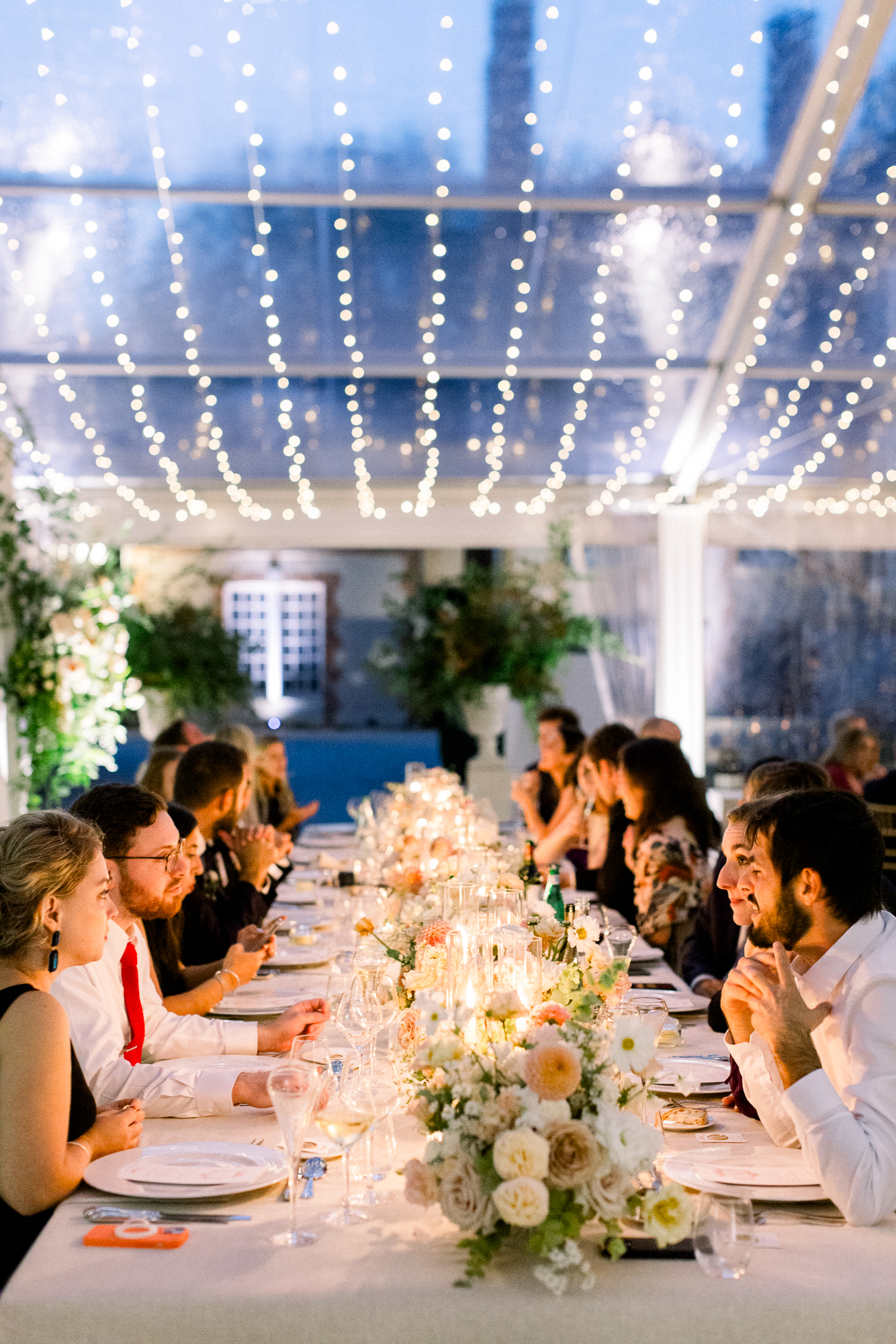 Tables des invités de mariage avec des décorations de table fleuries.