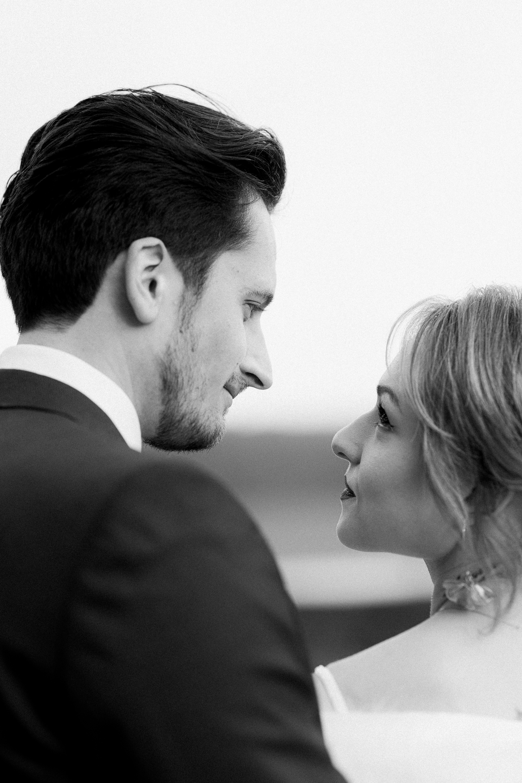 Regard intense de mariés , photo en noir et blanc