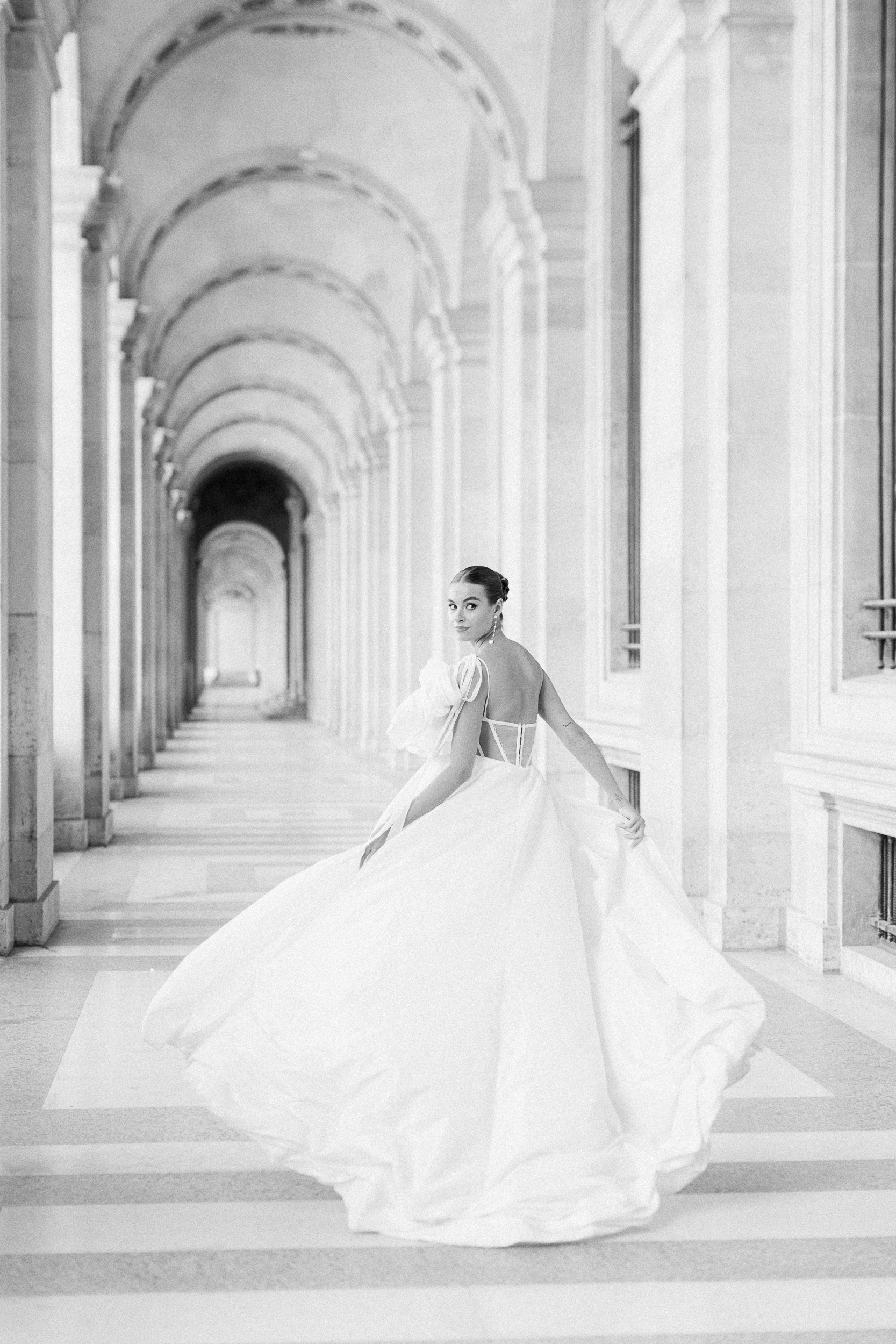 Mariée qui envole sa robe de mariée lors de la séance photo de mariage