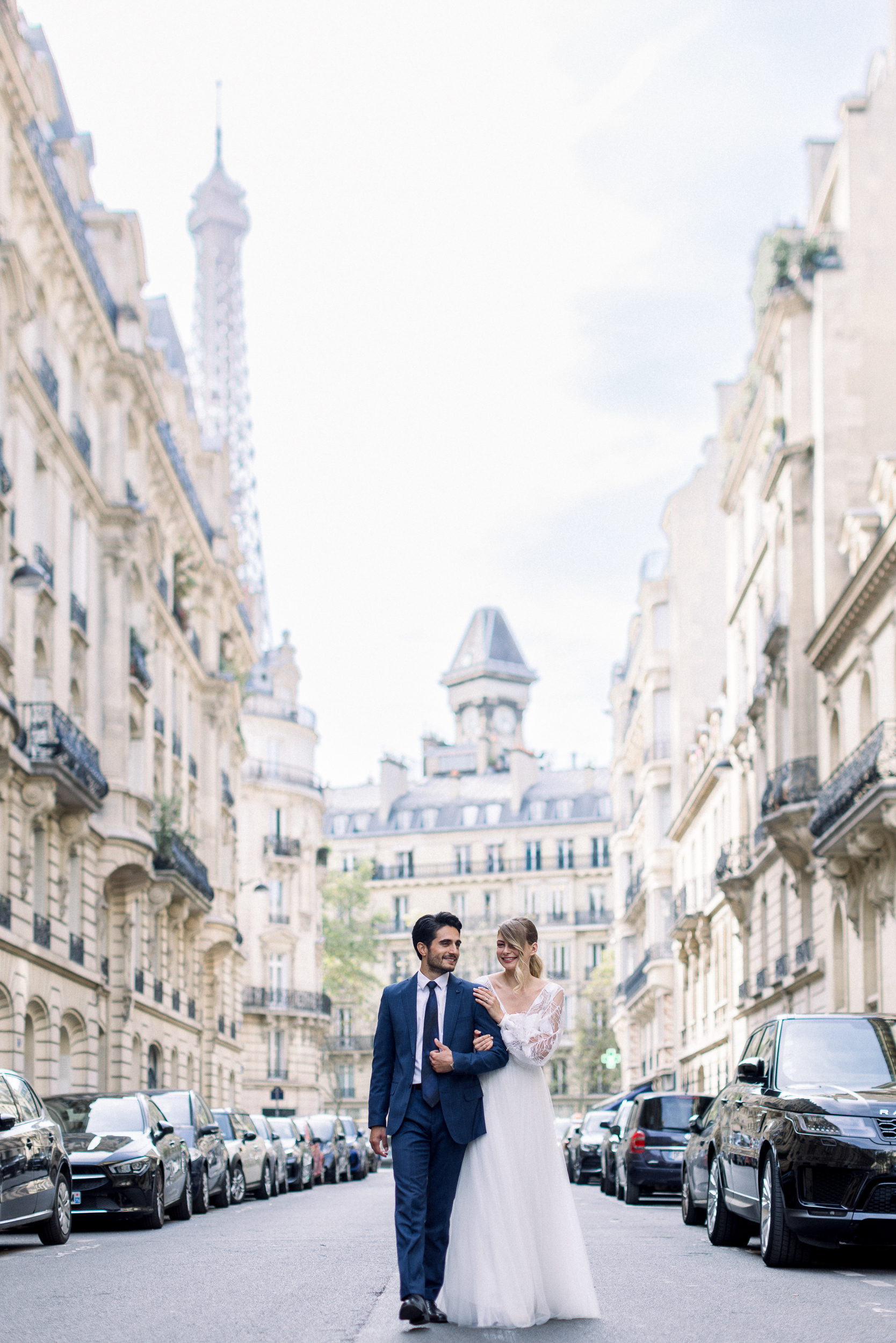 Mariés à Paris avec vue sur la tour Eiffel, photo prise par Margaux KANAREK, photographe mariage.