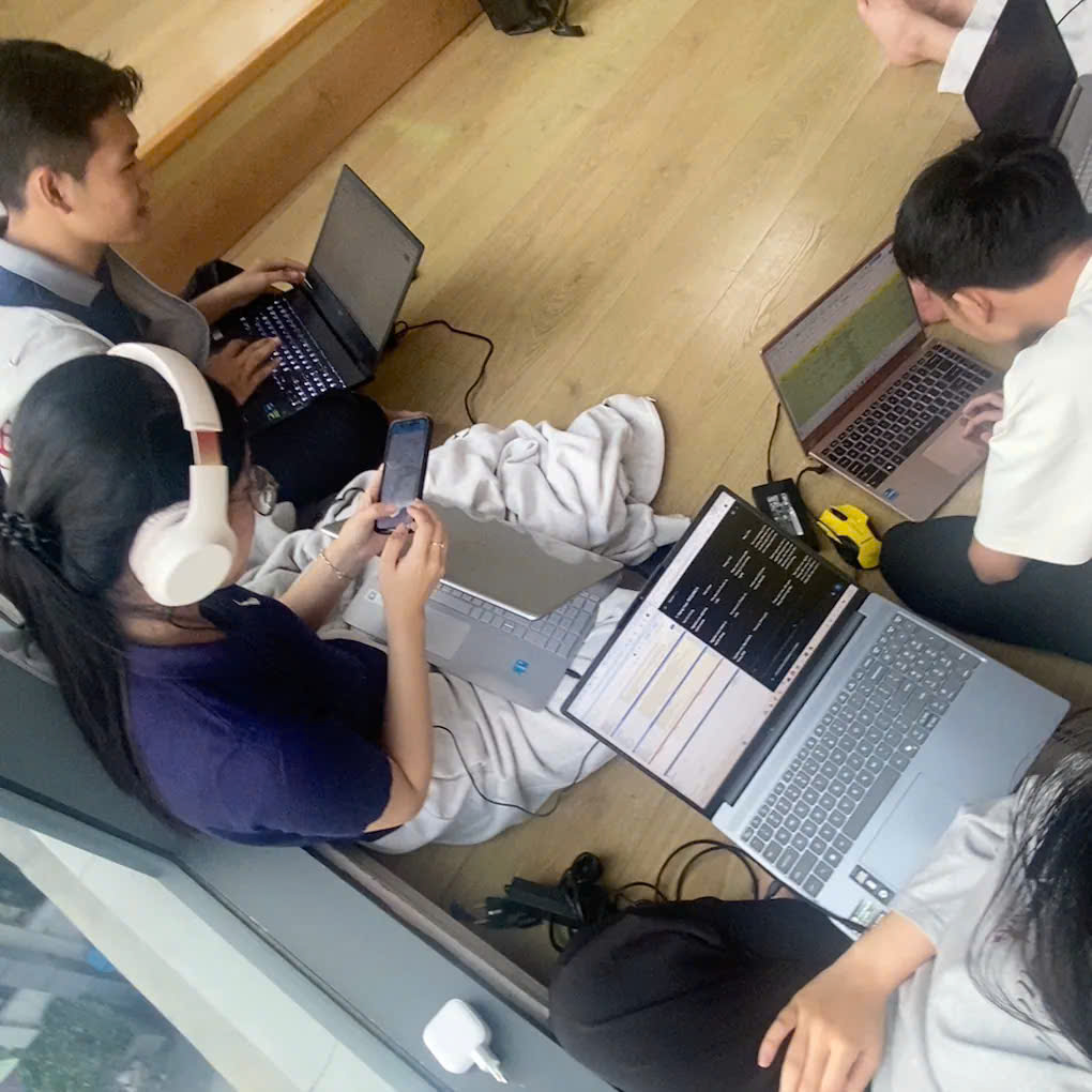 Những khoảnh khắc làm việc, trao đổi ý tưởng và hoàn thiện nội dung của nhóm.