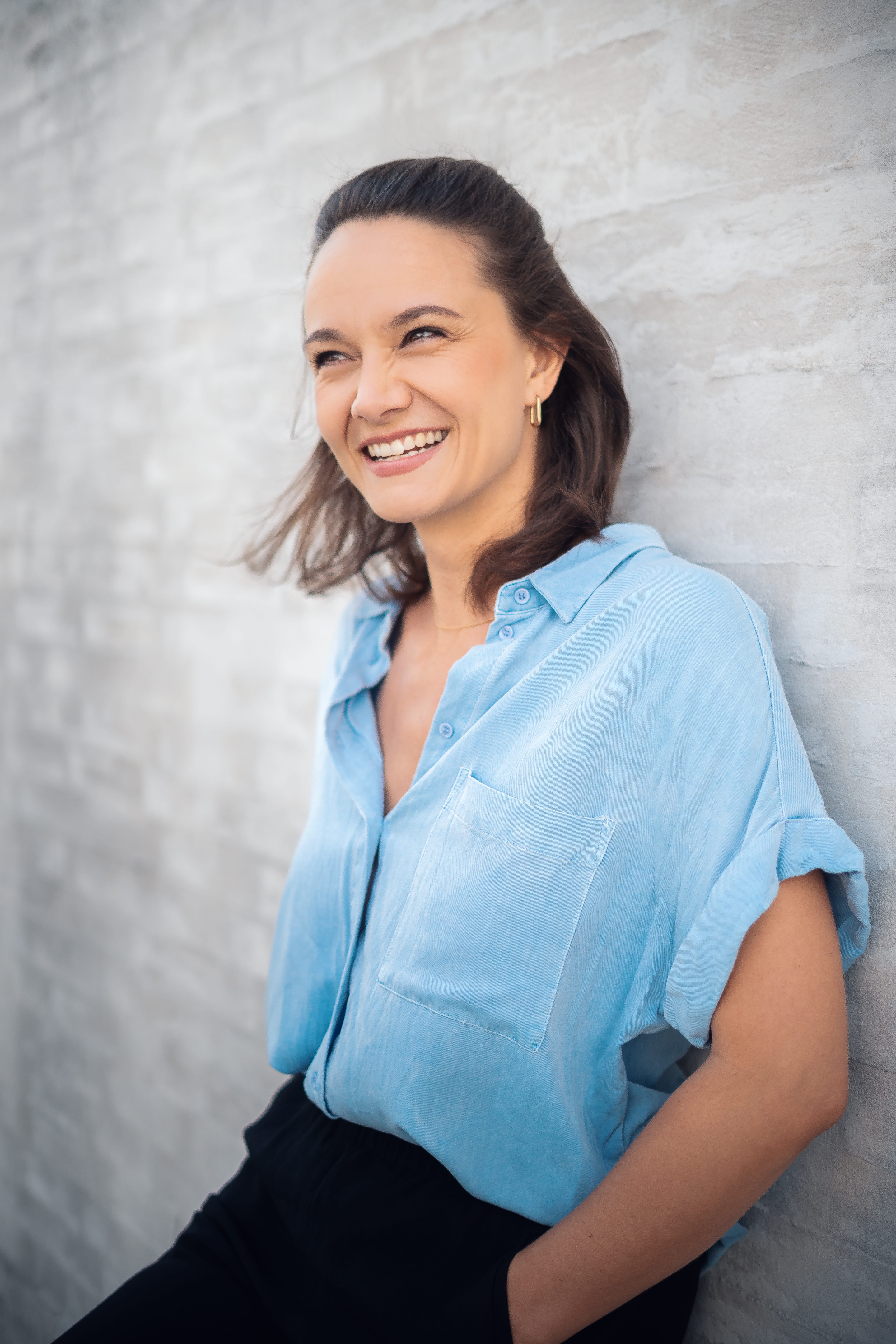 Maike Lisa Weiß lächelnd vor einer Wand