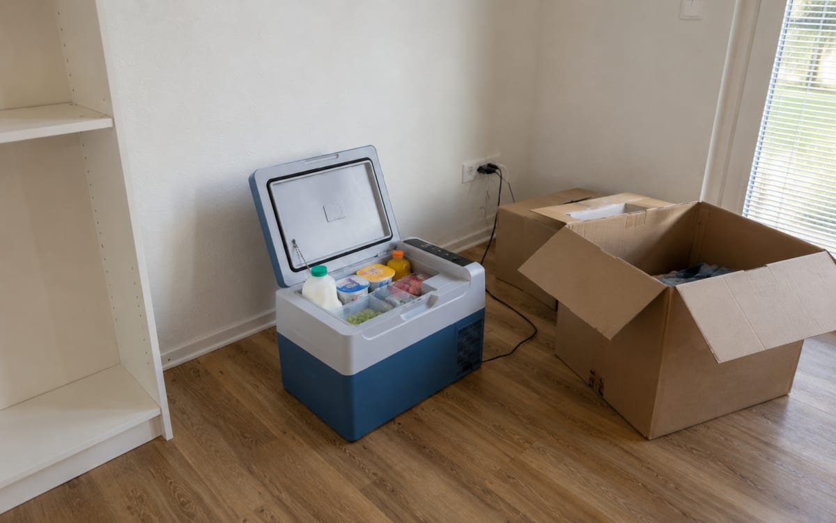 VEVOR 22L Kühlbox beim Umzug als Übergangs-Kühlschrank am 230-V-Netz neben Umzugskartons