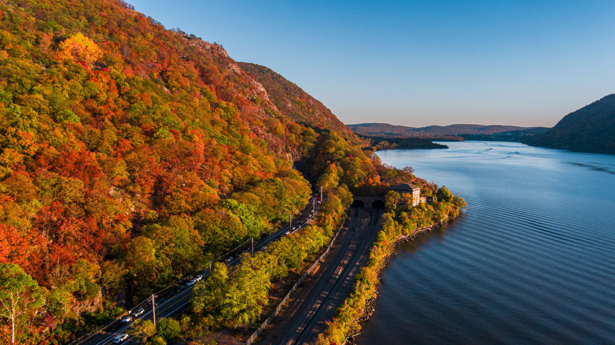 hudson valley autumn foliage river