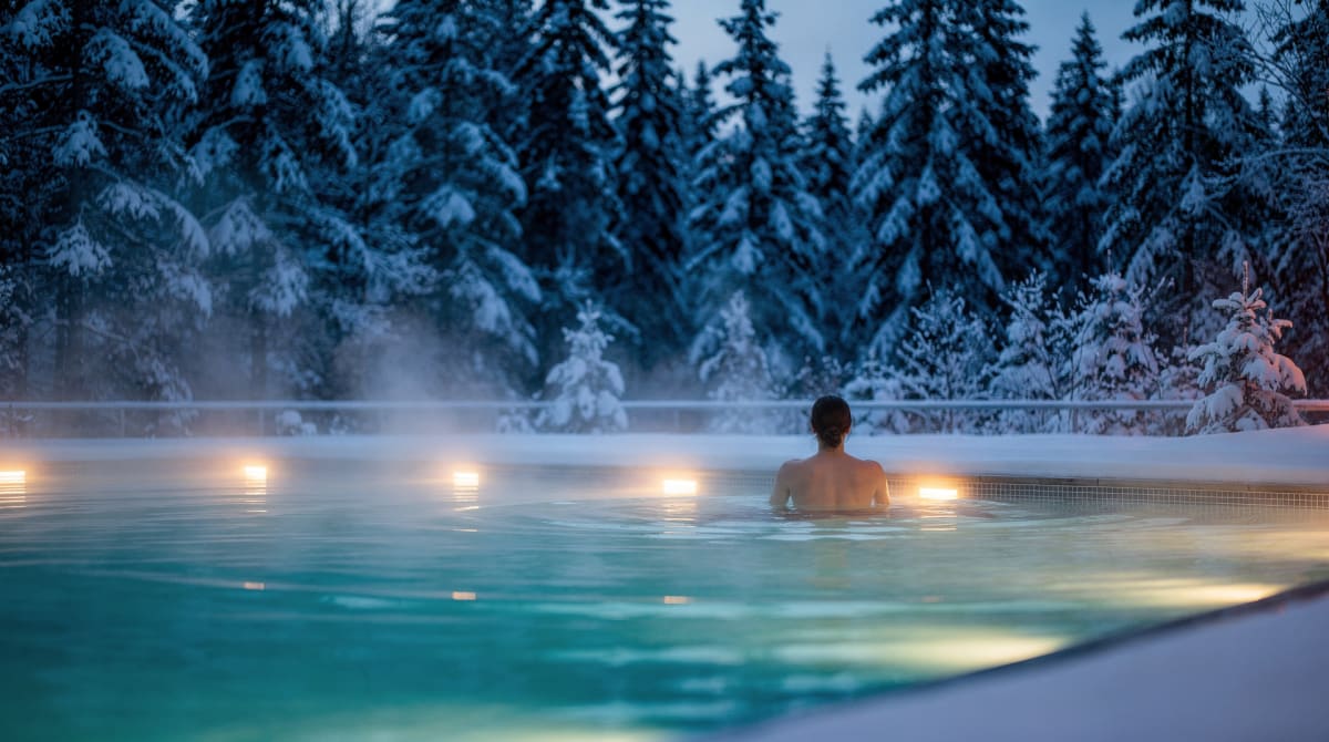 Strøm Nordic Spa Quebec outdoor hot pool winter steam