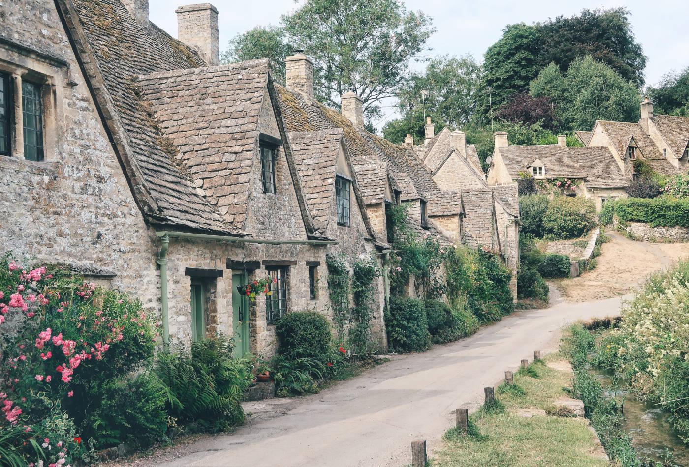 bibury england thatched cottages row
