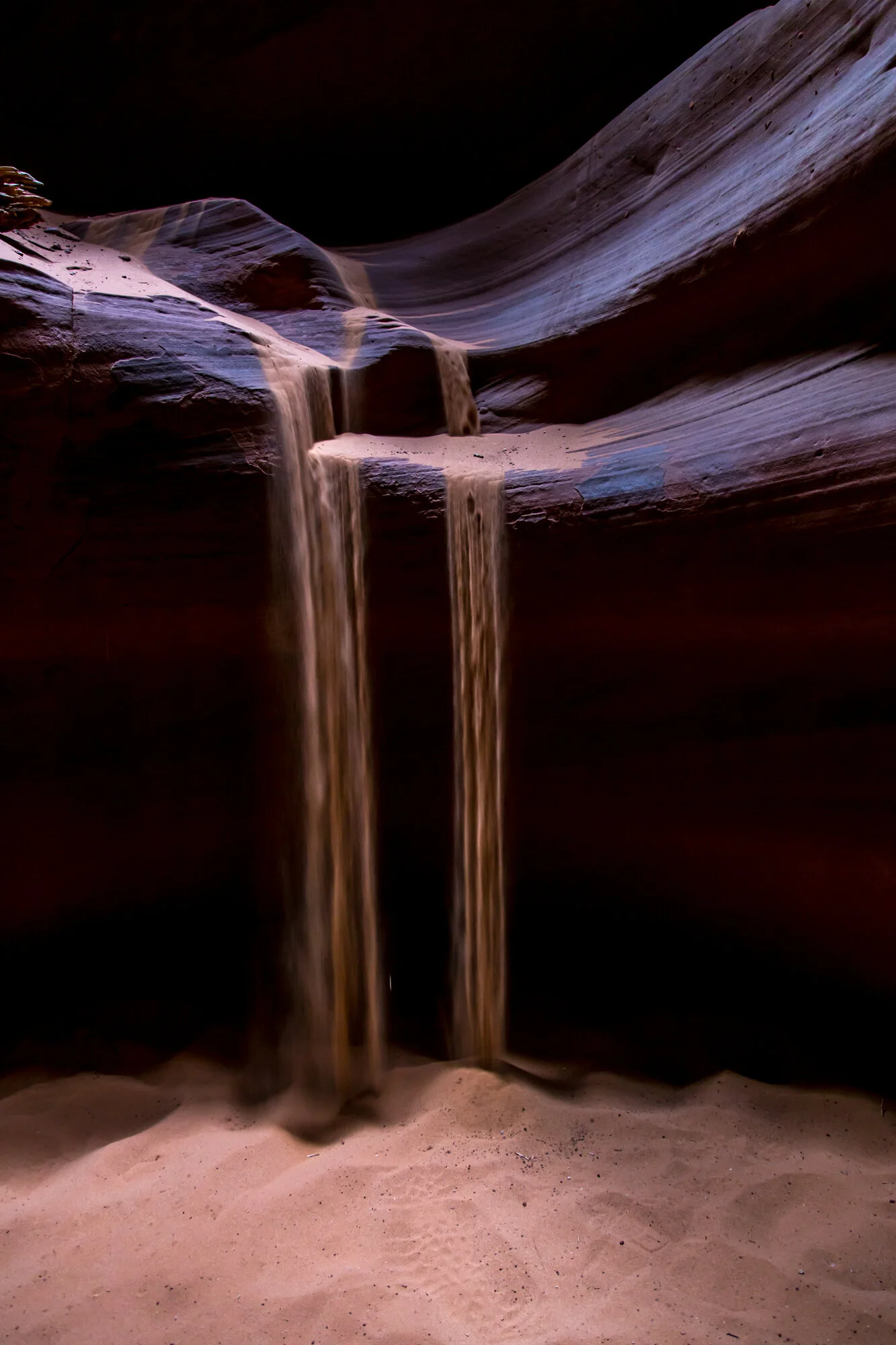 lower antelope canyon slot canyon light beams