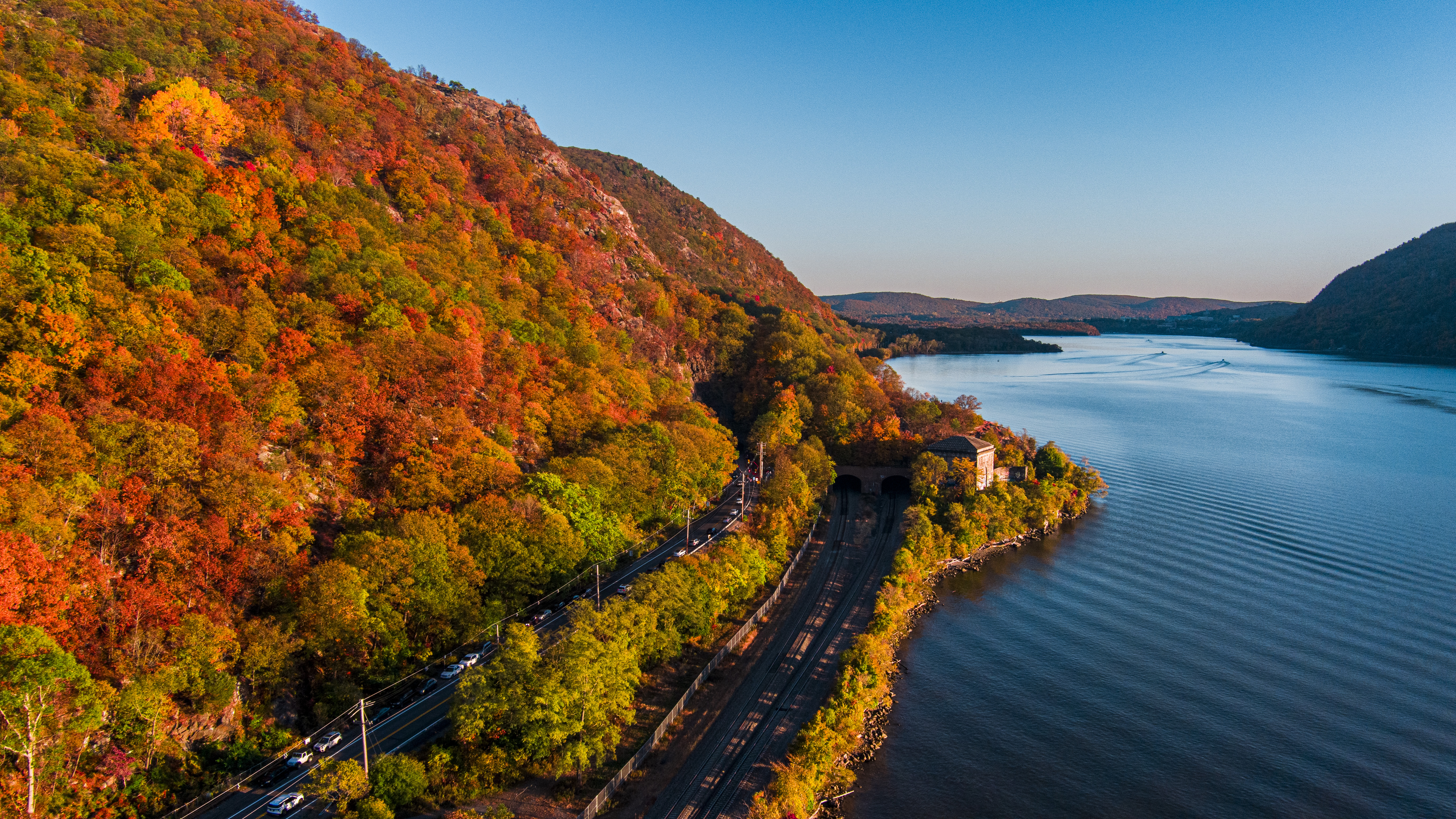 hudson valley autumn foliage river