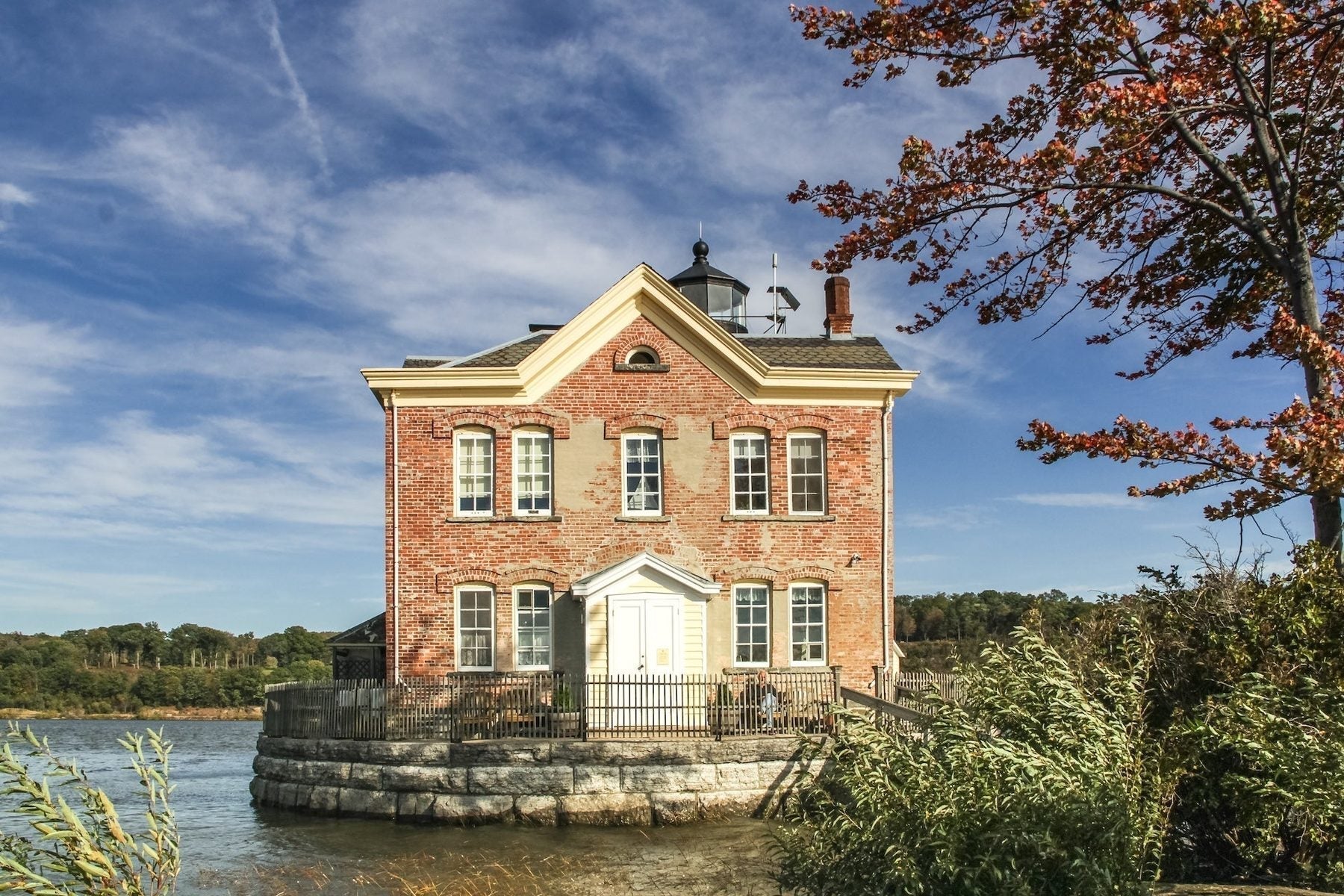 saugerties lighthouse exterior autumn