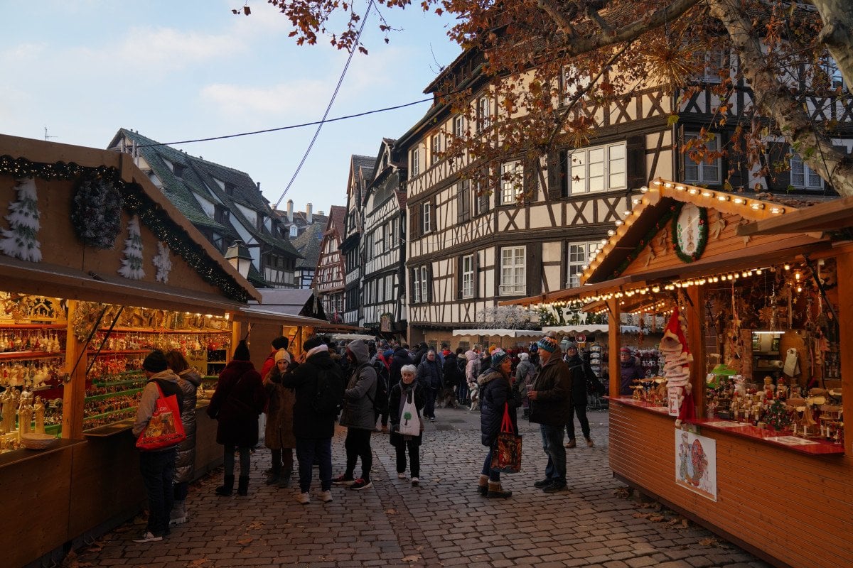 strasbourg christmas market cathedral stalls