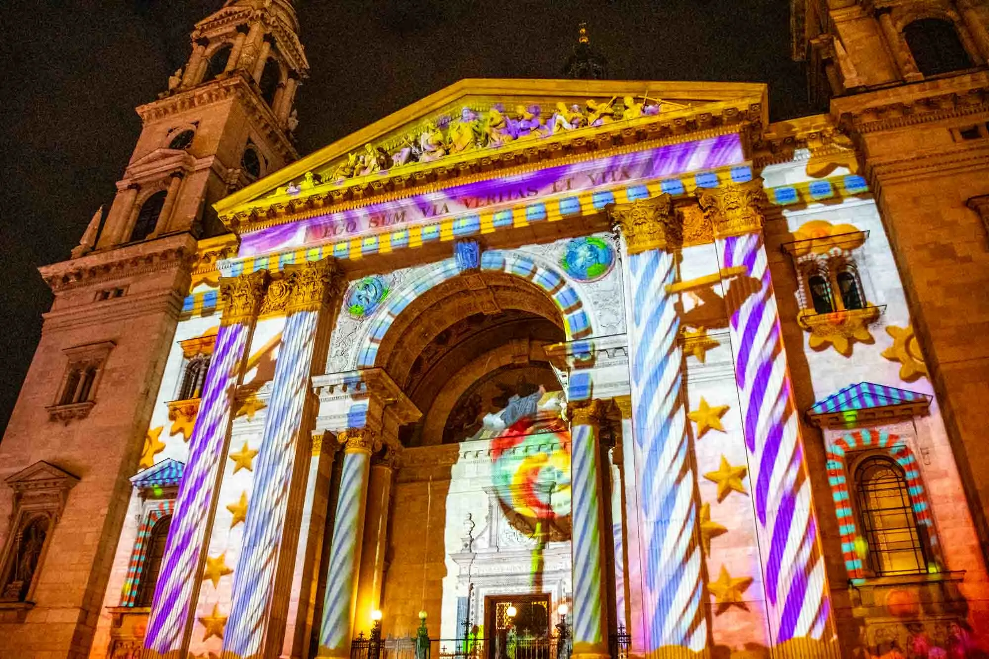 Budapest St Stephens Basilica Christmas market light show