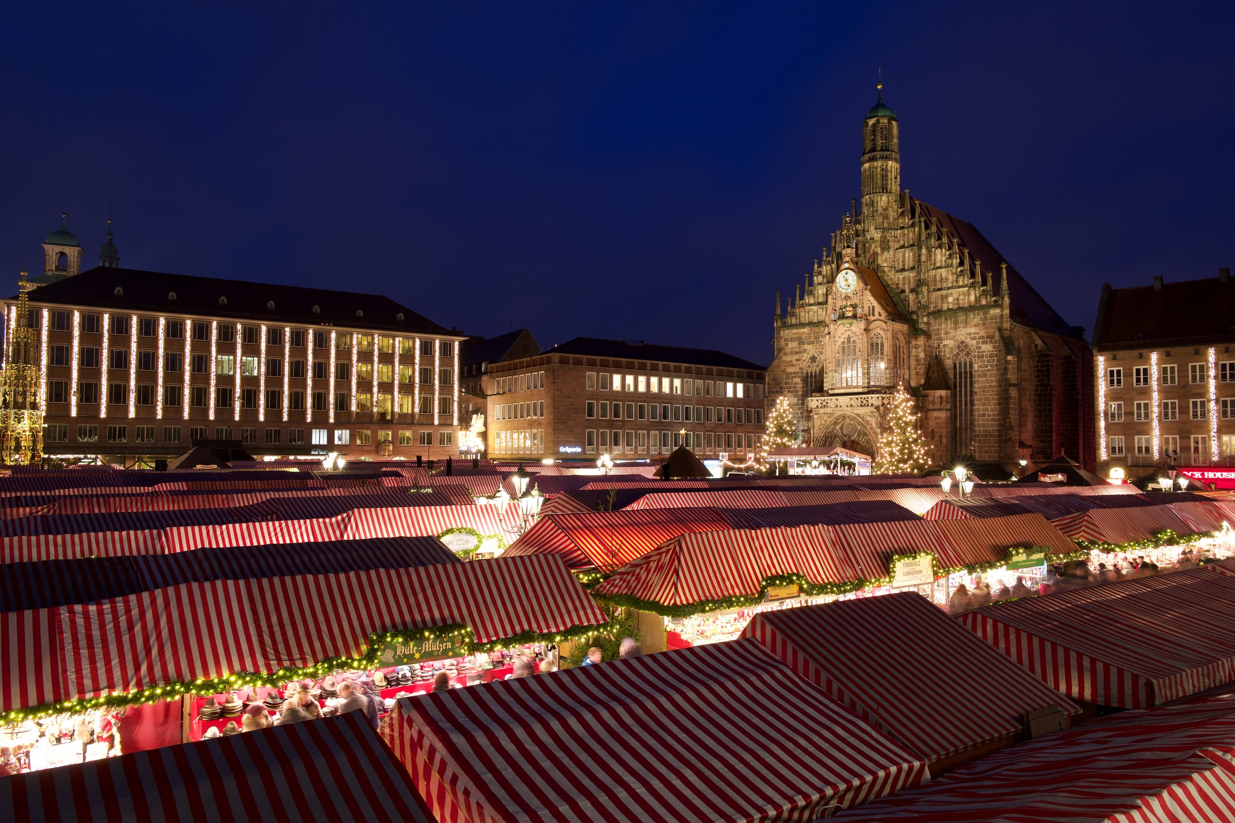 Nuremberg Christkindlesmarkt Hauptmarkt square stalls at night