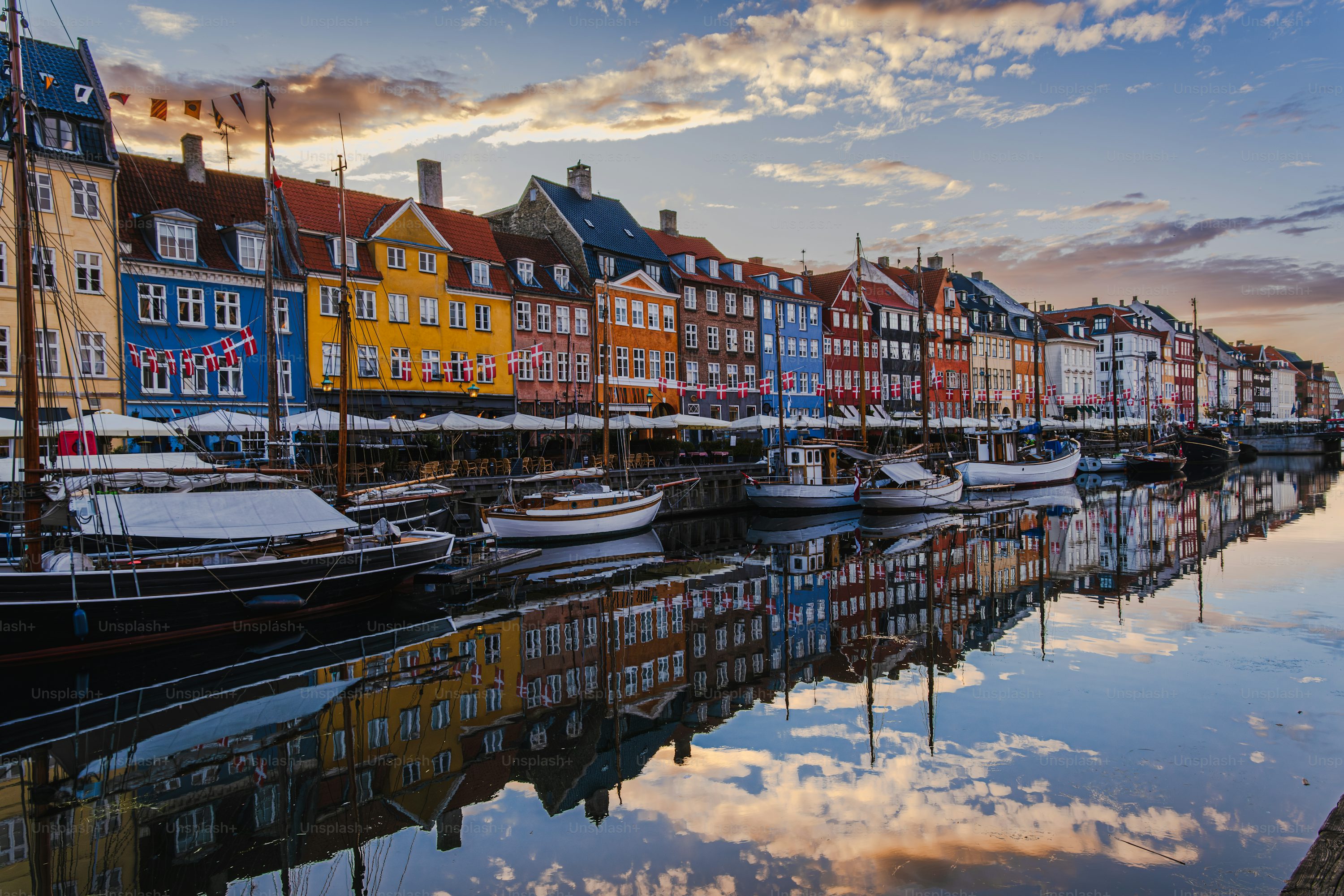 Copenhagen photographer shooting canal colorful houses