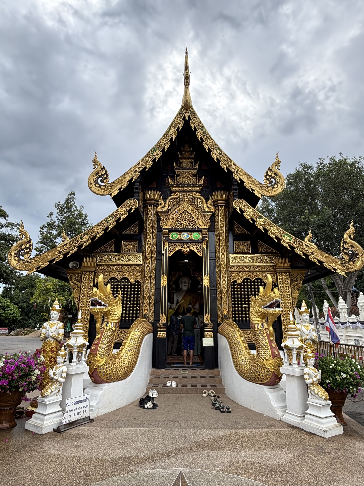 chiang mai temple shoe removal at entrance