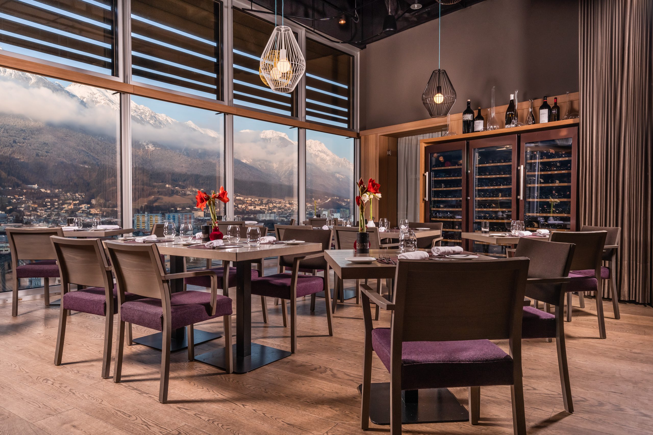 Weitsicht rooftop bar Adlers Hotel Innsbruck night view