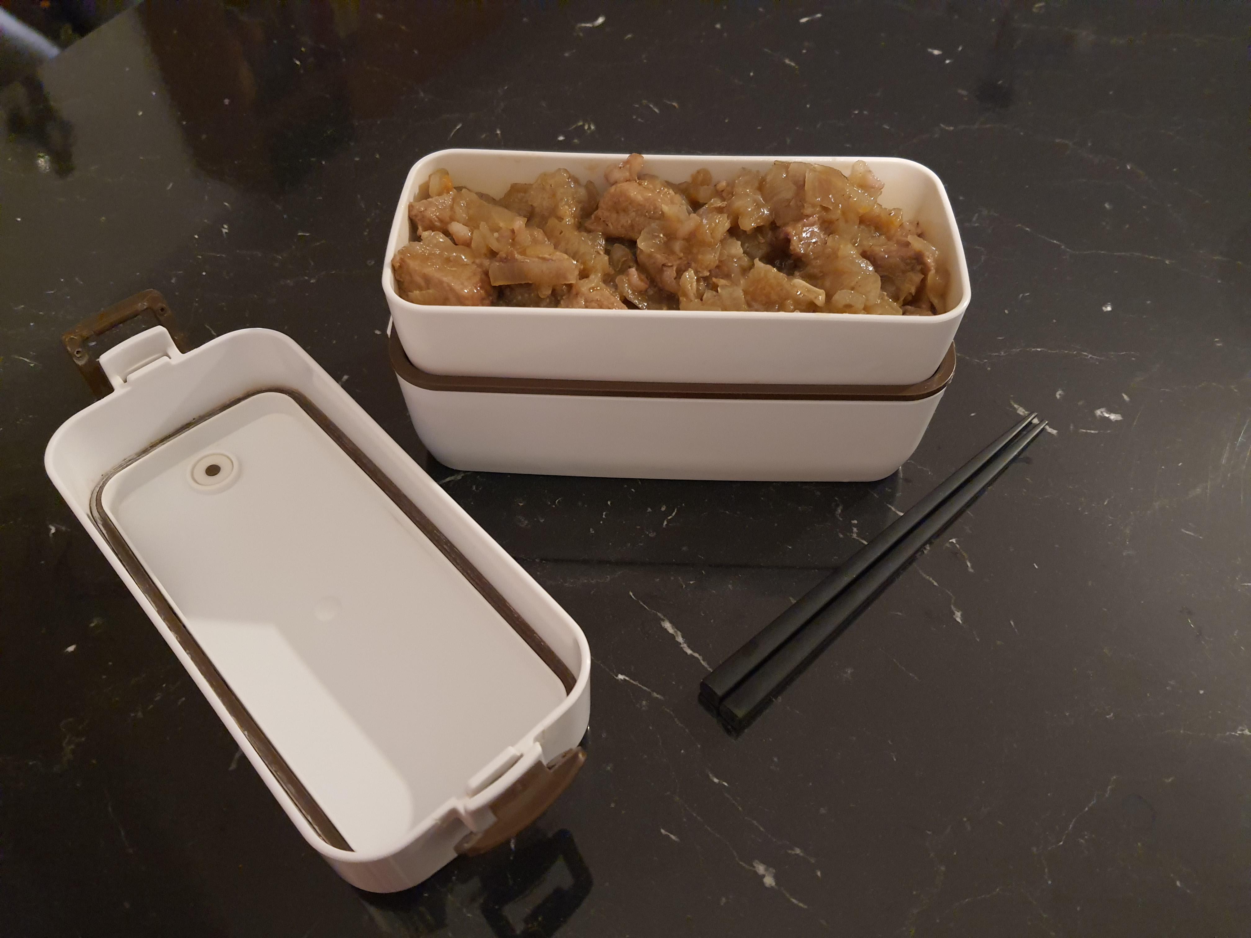 Pork and onion stew dish