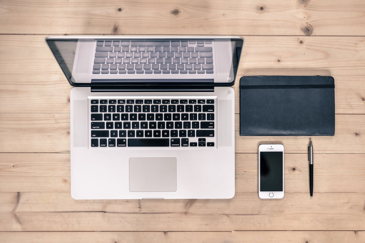 Laptop auf Tisch von oben sichtbar