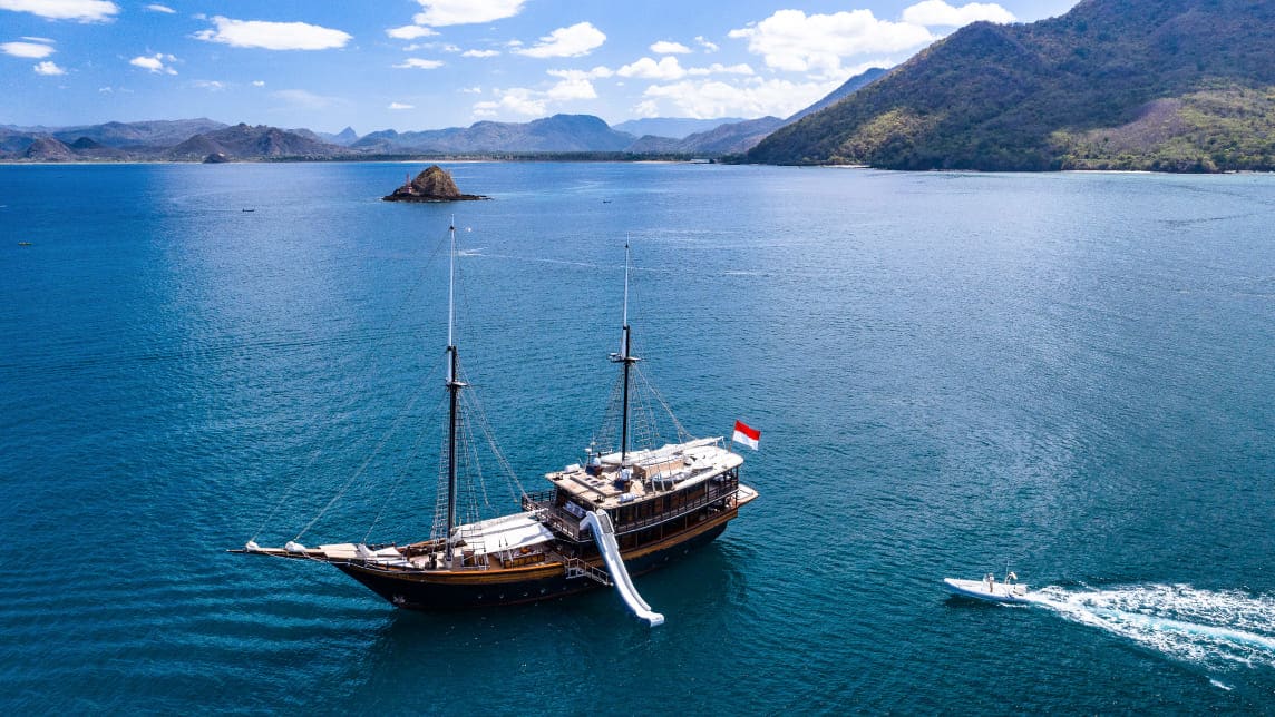 DUNIA BARU yacht for Charter (6) | Phoenix Yacht Management