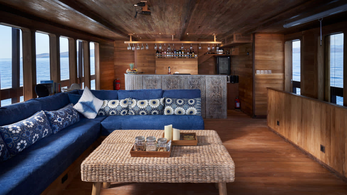 Oracle yacht for Charter (17) | Phoenix Yacht Management