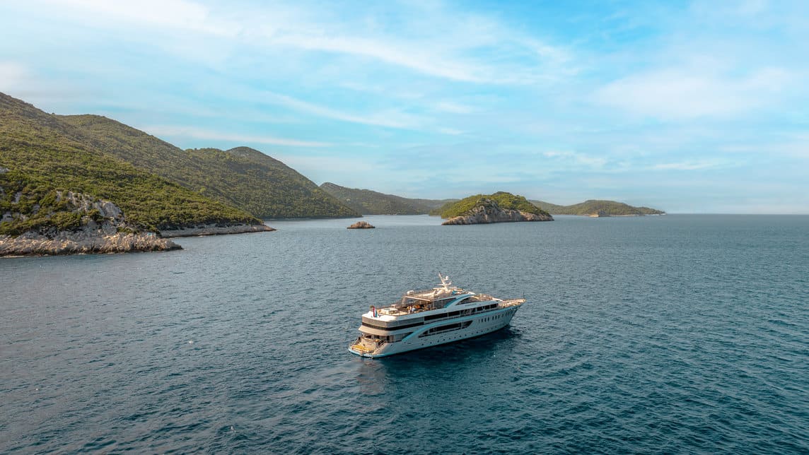 FREEDOM yacht for Charter (17) | Phoenix Yacht Management