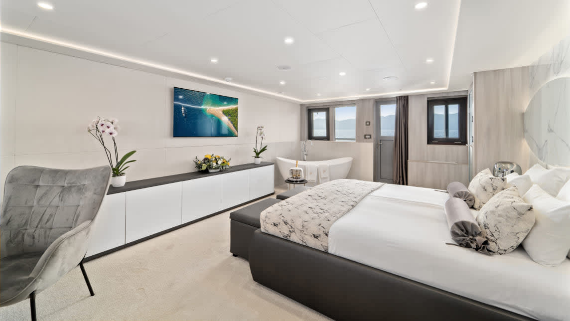 FREEDOM yacht for Charter (5) | Phoenix Yacht Management