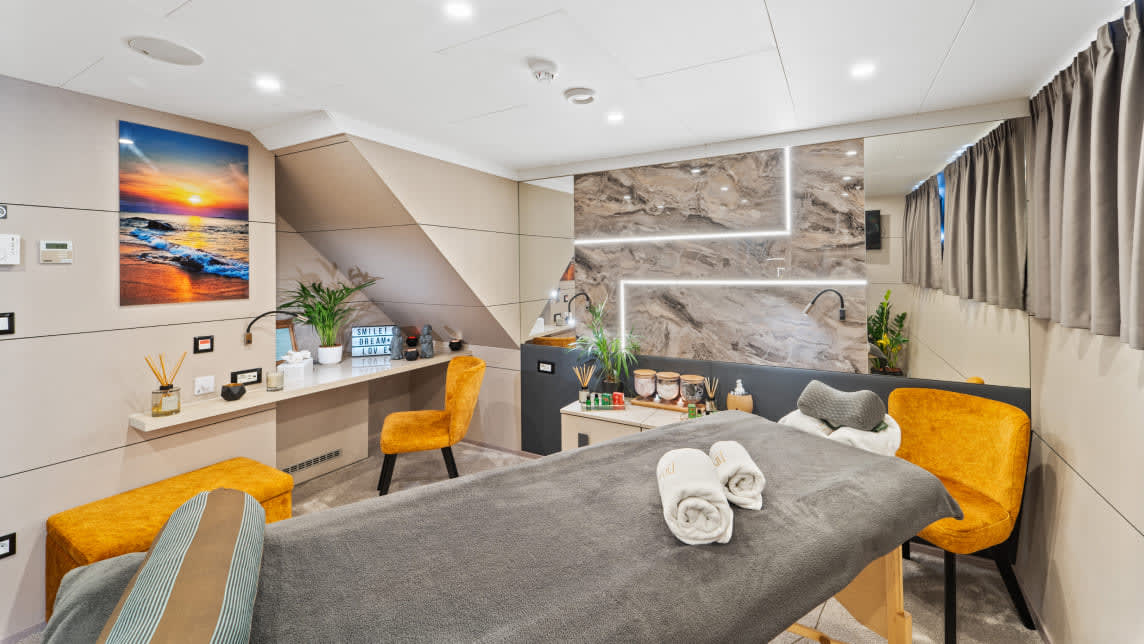 FREEDOM yacht for Charter (51) | Phoenix Yacht Management