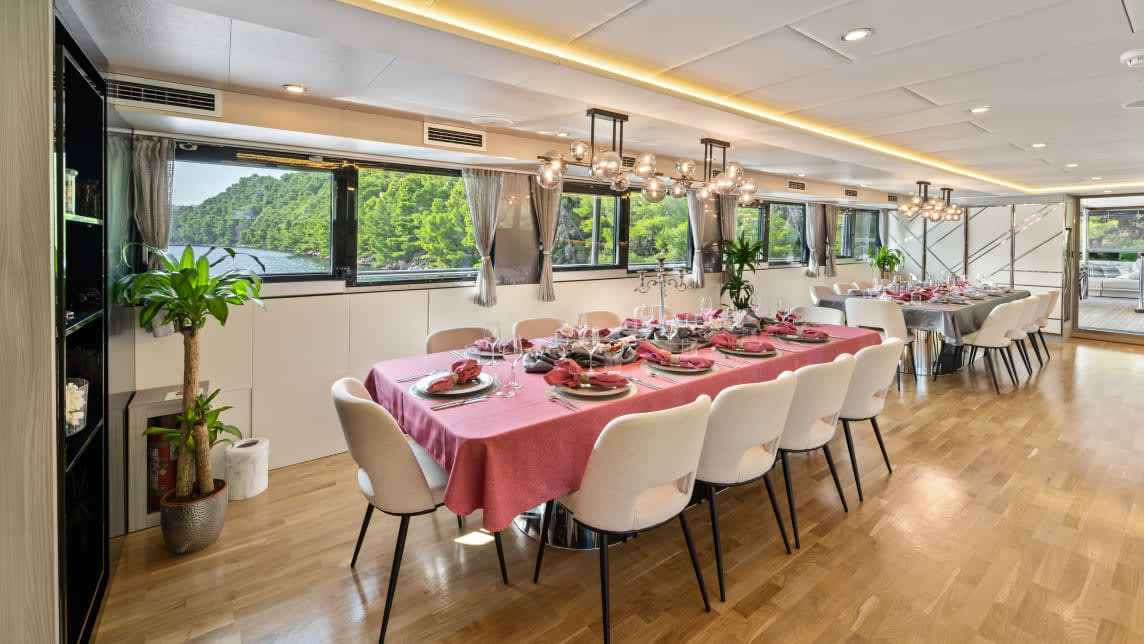 FREEDOM yacht for Charter (44) | Phoenix Yacht Management