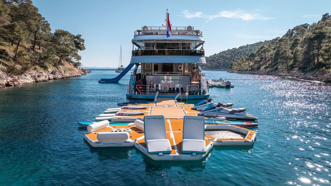 FREEDOM yacht for Charter (26) | Phoenix Yacht Management