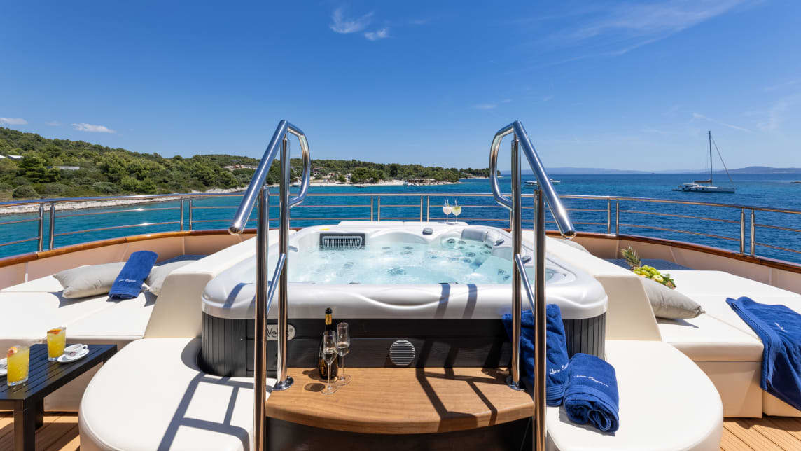 QUEEN ELEGANZA yacht for Charter (14) | Phoenix Yacht Management