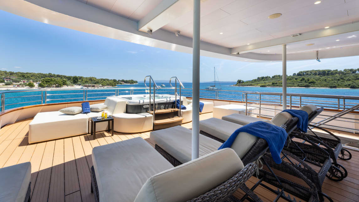 QUEEN ELEGANZA yacht for Charter (13) | Phoenix Yacht Management