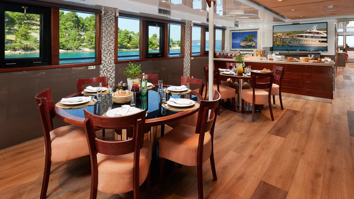 QUEEN ELEGANZA yacht for Charter (26) | Phoenix Yacht Management