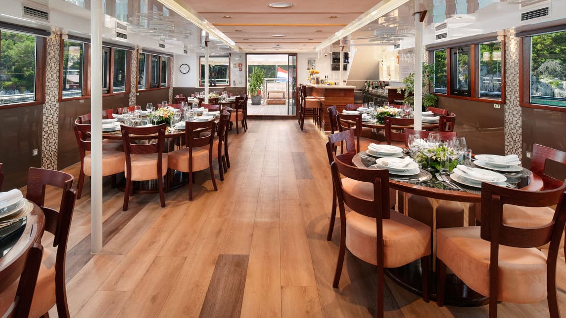 QUEEN ELEGANZA yacht for Charter (25) | Phoenix Yacht Management