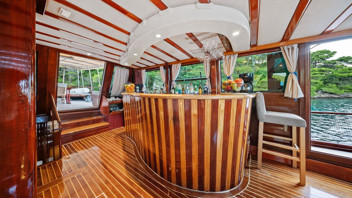 ELEGANZA yacht for Charter (16) | Phoenix Yacht Management