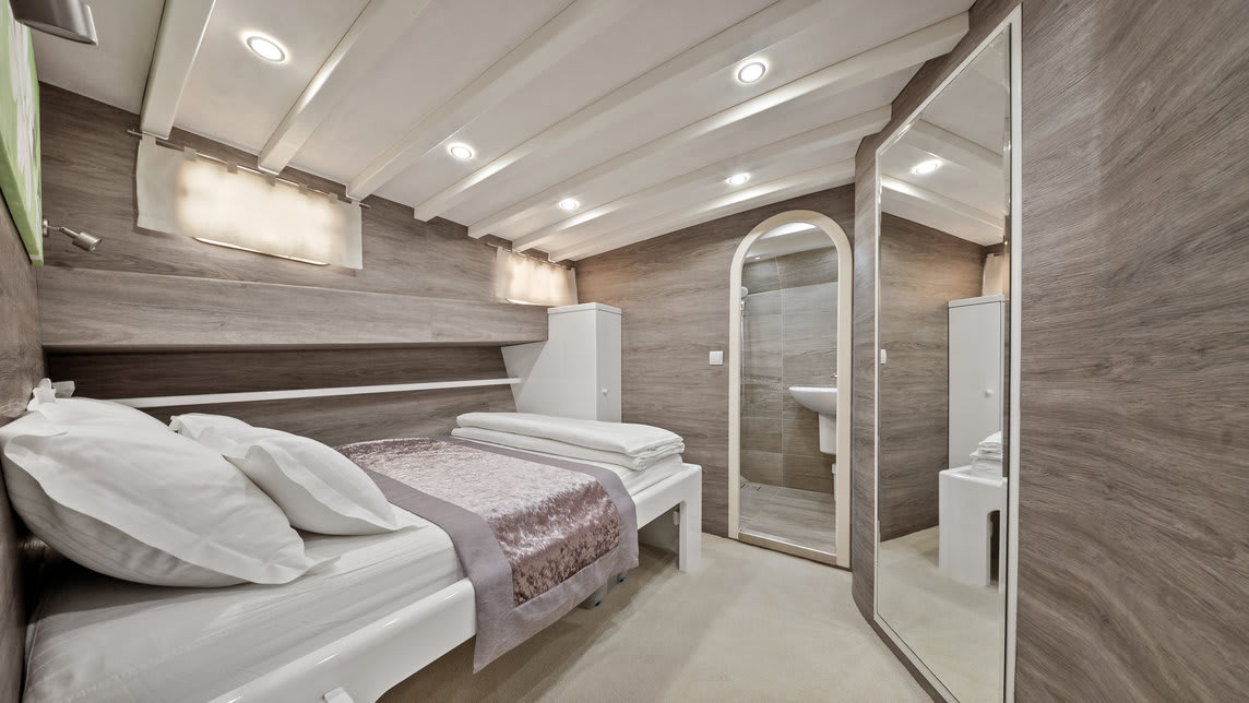 ANDEO yacht for Charter (15) | Phoenix Yacht Management