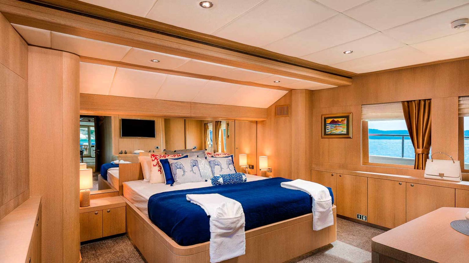 GRACE yacht for Charter (8) | Phoenix Yacht Management