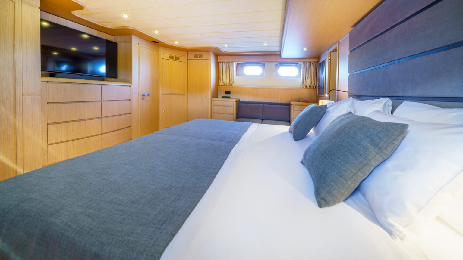 PANTHOM yacht for Charter (4) | Phoenix Yacht Management