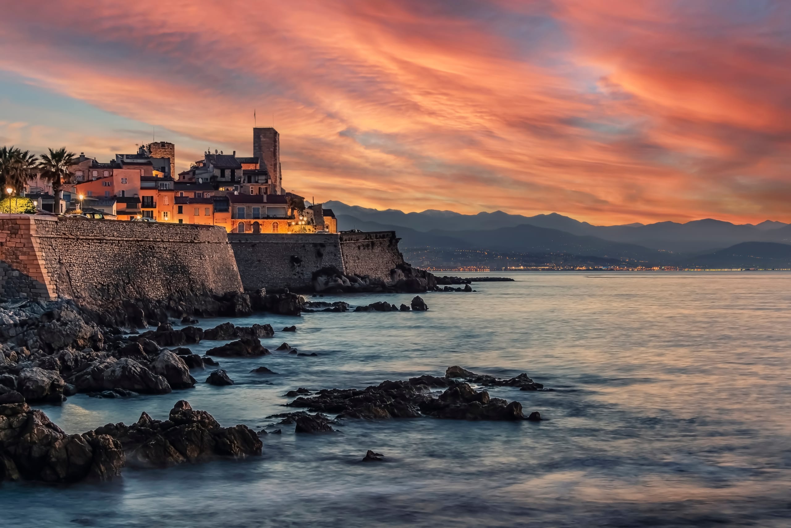 Charter a yacht in Antibes