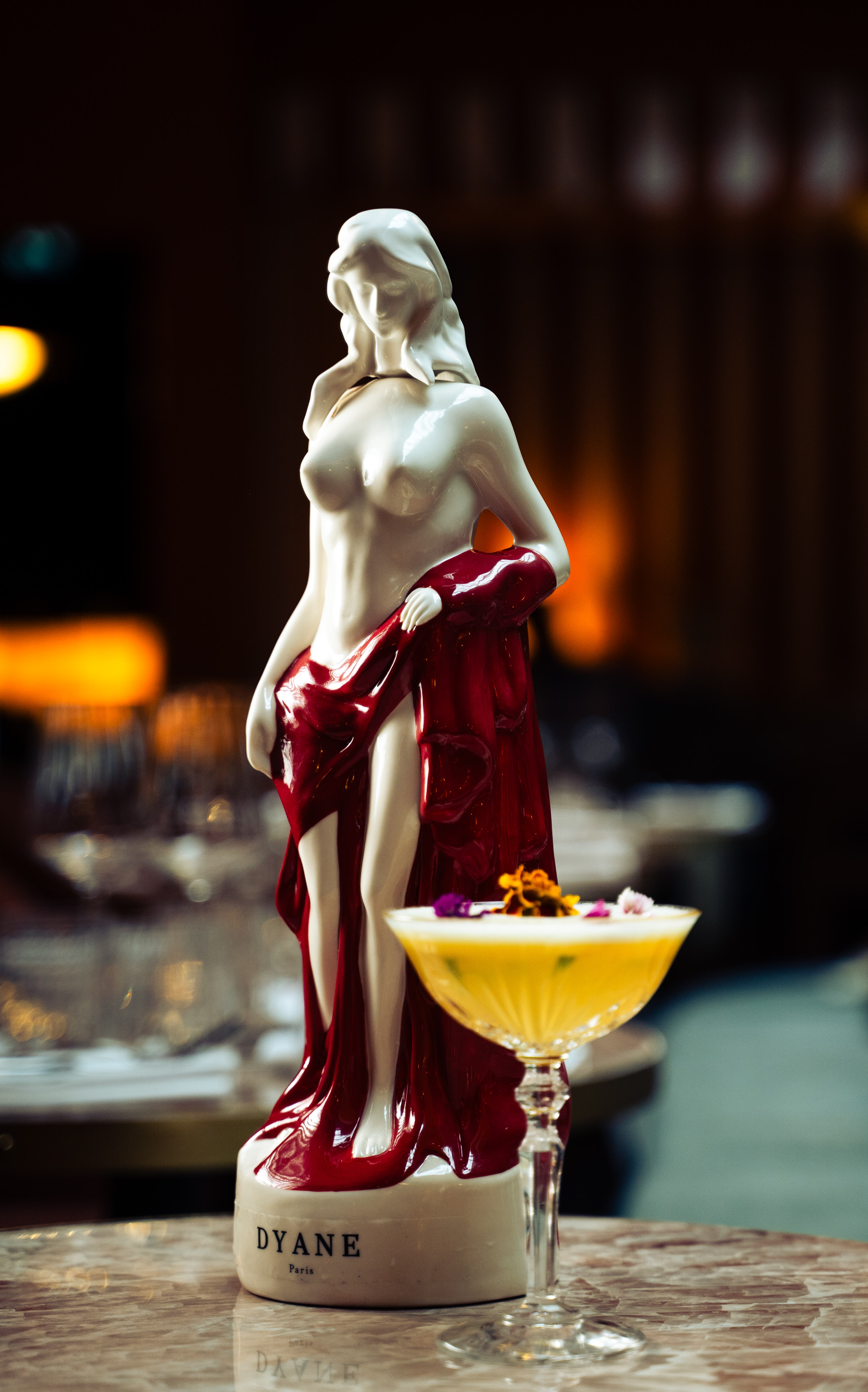 Sculpture en porcelaine rouge Dyane No.1 accompagnée d’un cocktail