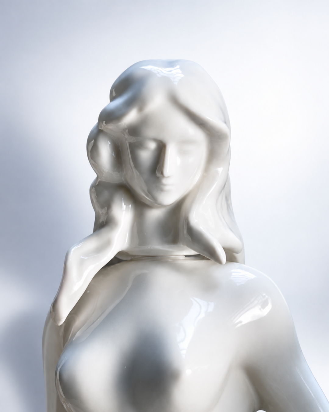 Détail du visage de la sculpture en porcelaine Dyane Paris