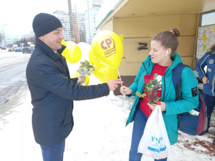 Социалисты Центрального района города Кемерово поздравили женщин с праздником весны – 8 Марта