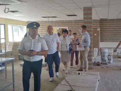 В Топках активисты проверили капремонт школы