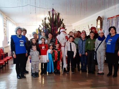 Депутаты «Единой России» поздравили многодетную семью с Новым годом