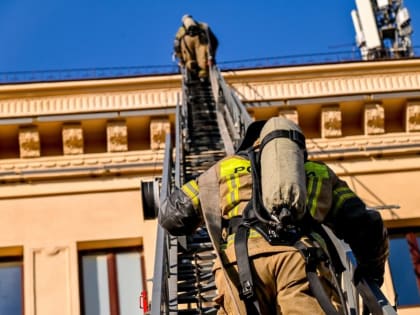 Пожарным пришлось штурмовать крышу театра в Кузбассе