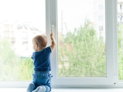 Как защитить ребёнка от падения из окна