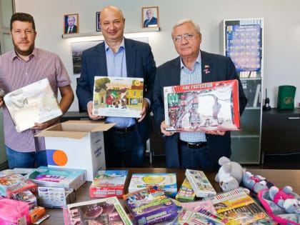 Депутаты «Единой России» собрали книги и игрушки для детей Горловки